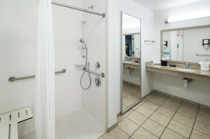 Hampton Inn Suites Panama City Beach Pier Park Area — Bathroom