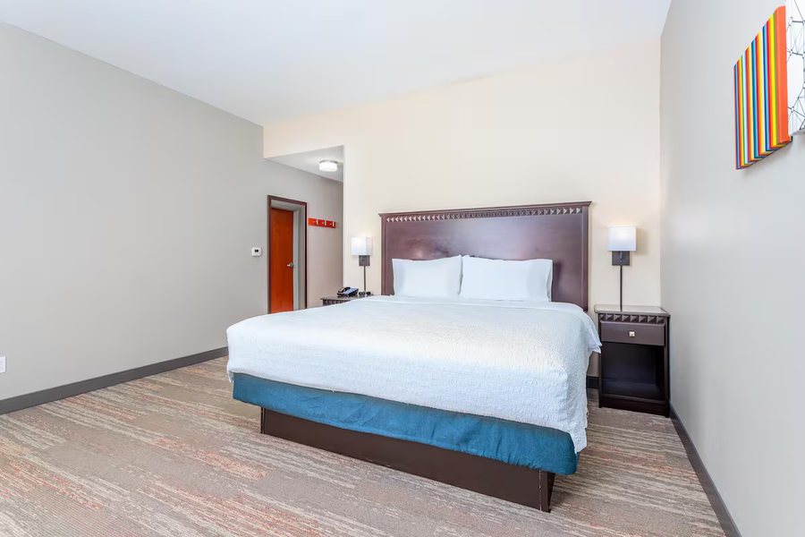 Hampton Inn Suites Parkersburg Downtown — Guest room