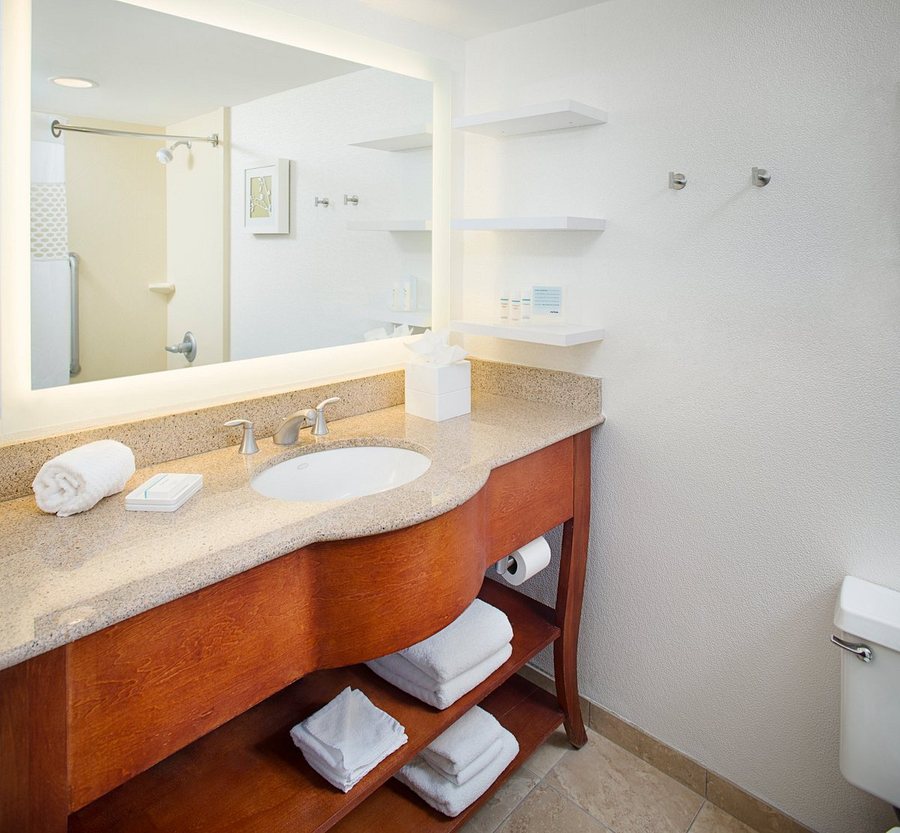 Hampton Inn Suites Parsippany North — Bathroom