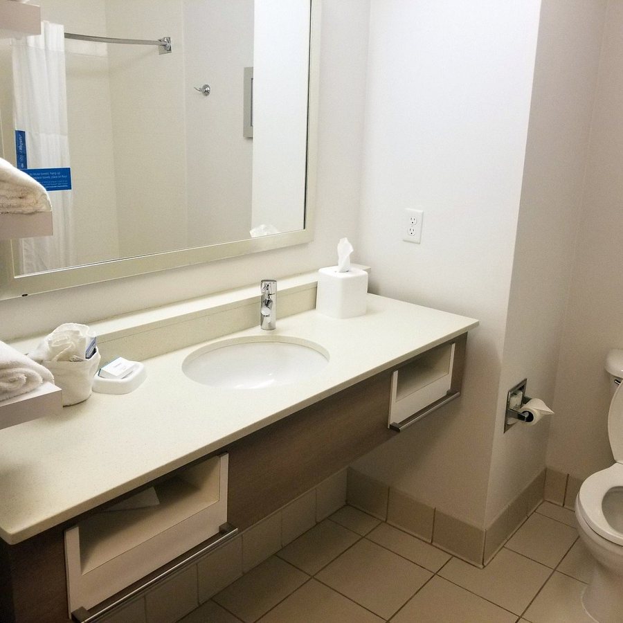 Hampton Inn Suites Pensacola I 10 North at University Town Plaza — Bathroom
