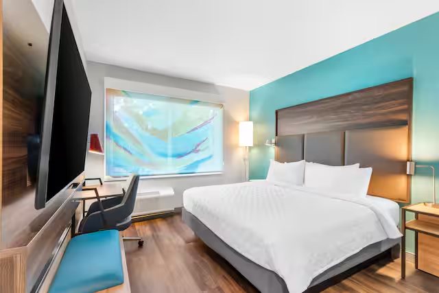 Hampton Inn Suites Pensacola I 10 North at University Town Plaza — Guest room