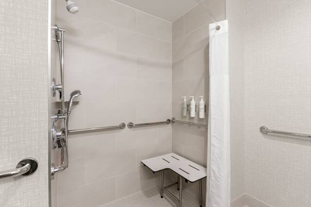 Hampton Inn Suites Pensacola I 10 Pine Forest Road — Bathroom