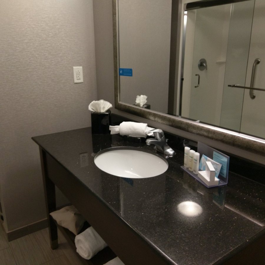 Hampton Inn Suites Philadelphia Bensalem — Bathroom
