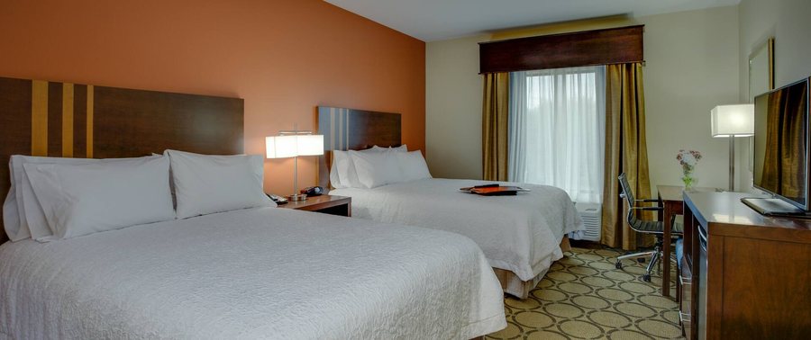 Hampton Inn Suites Philadelphia Bensalem — Guest room