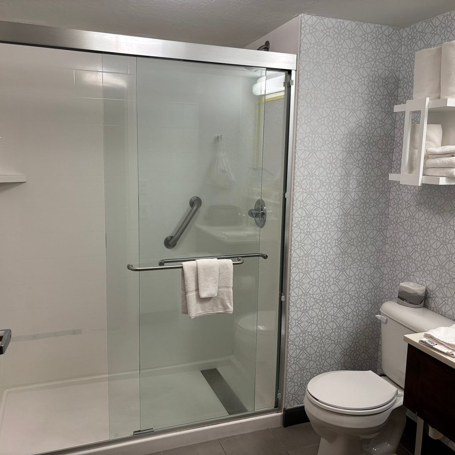Hampton Inn Suites Phoenix goodyear — Bathroom