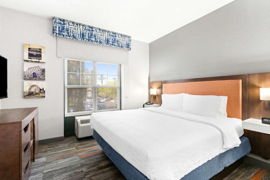 Hampton Inn Suites Phoenix goodyear — Guest room