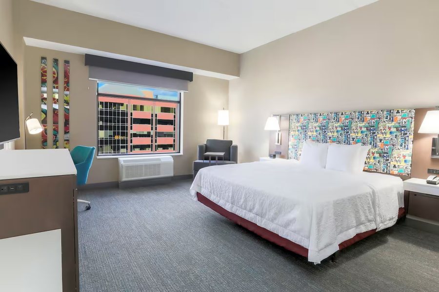 Hampton Inn Suites Pittsburgh Downtown Pittsburgh Pennsylvania — Guest room