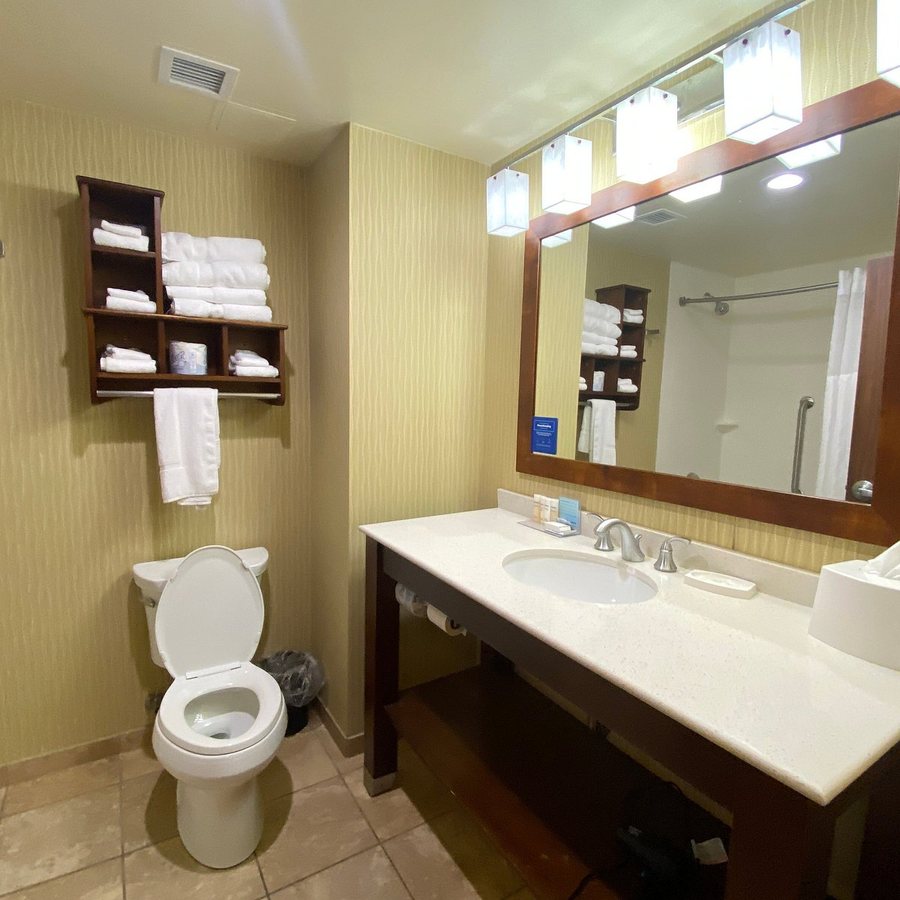 Hampton Inn Suites Pittsburgh Harmarville — Bathroom