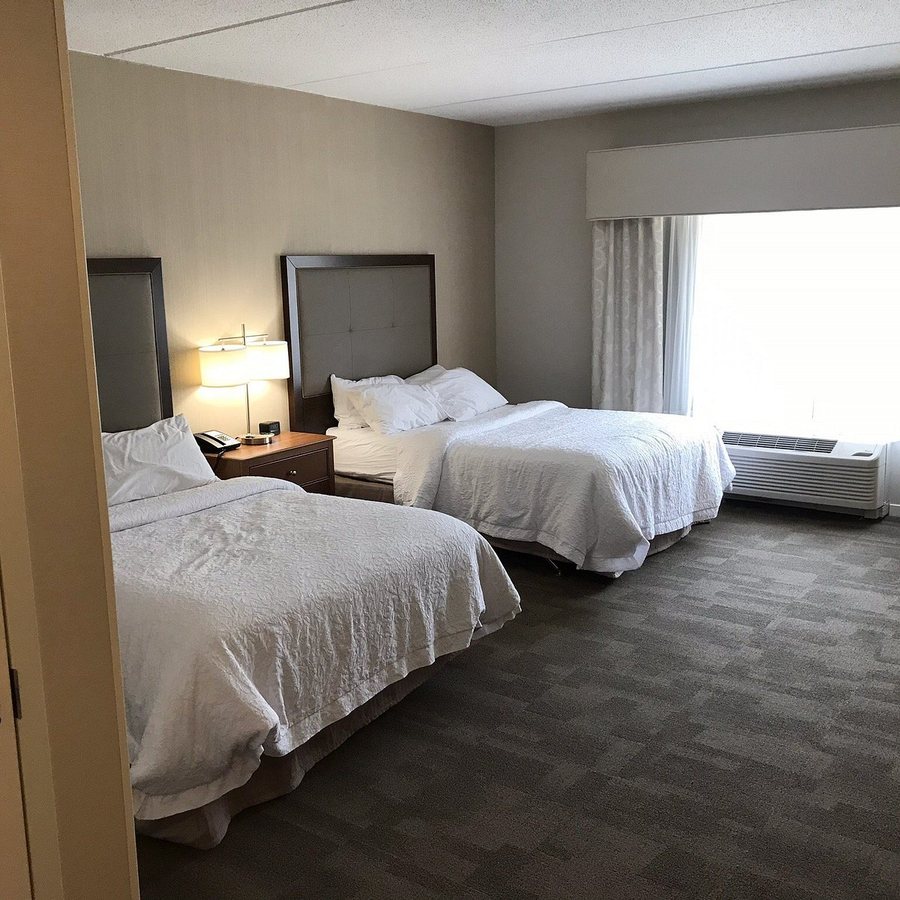 Hampton Inn Suites Pittsburgh Harmarville — Guest room
