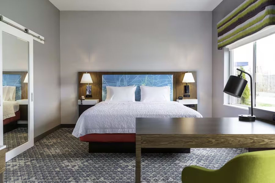 Hampton Inn Suites Pittsburgh New Stanton — Guest room