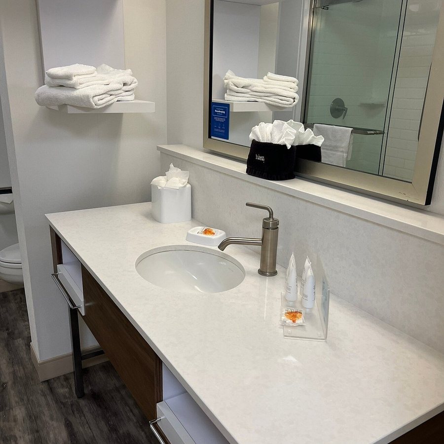 Hampton Inn Suites Ponca City — Bathroom