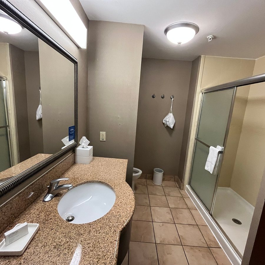 Hampton Inn Suites Port Aransas — Bathroom