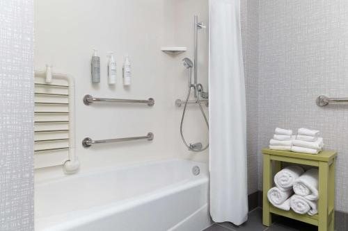 Hampton Inn Suites Porter Ranch Los Angeles Los Angeles California — Bathroom