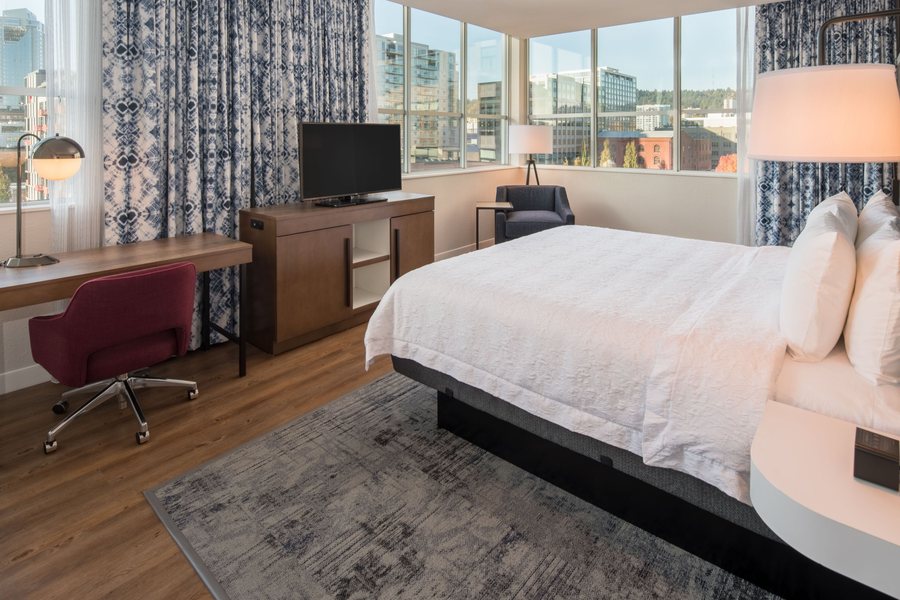 Hampton Inn Suites Portland pearl District — Guest room