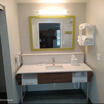 Hampton Inn Suites Portland Tigard — Bathroom