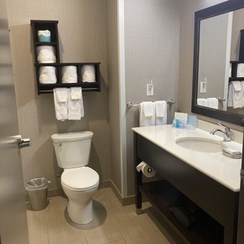 Hampton Inn Suites Portland Vancouver — Bathroom