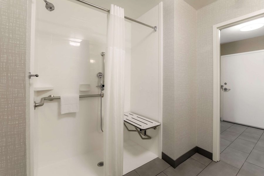 Hampton Inn Suites Poughkeepsie — Bathroom