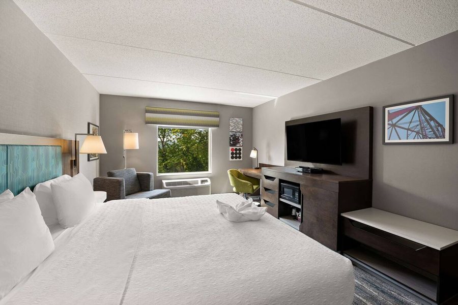 Hampton Inn Suites Poughkeepsie — Guest room
