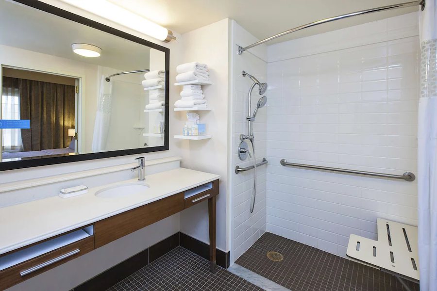 Hampton Inn Suites Providence Warwick Airport — Bathroom