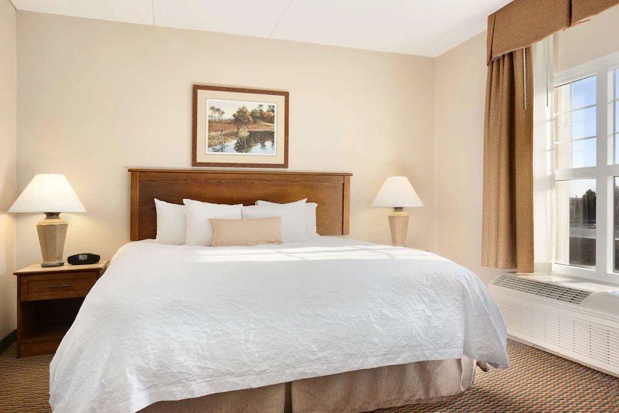 Hampton Inn Suites Providence Warwick Airport — Guest room