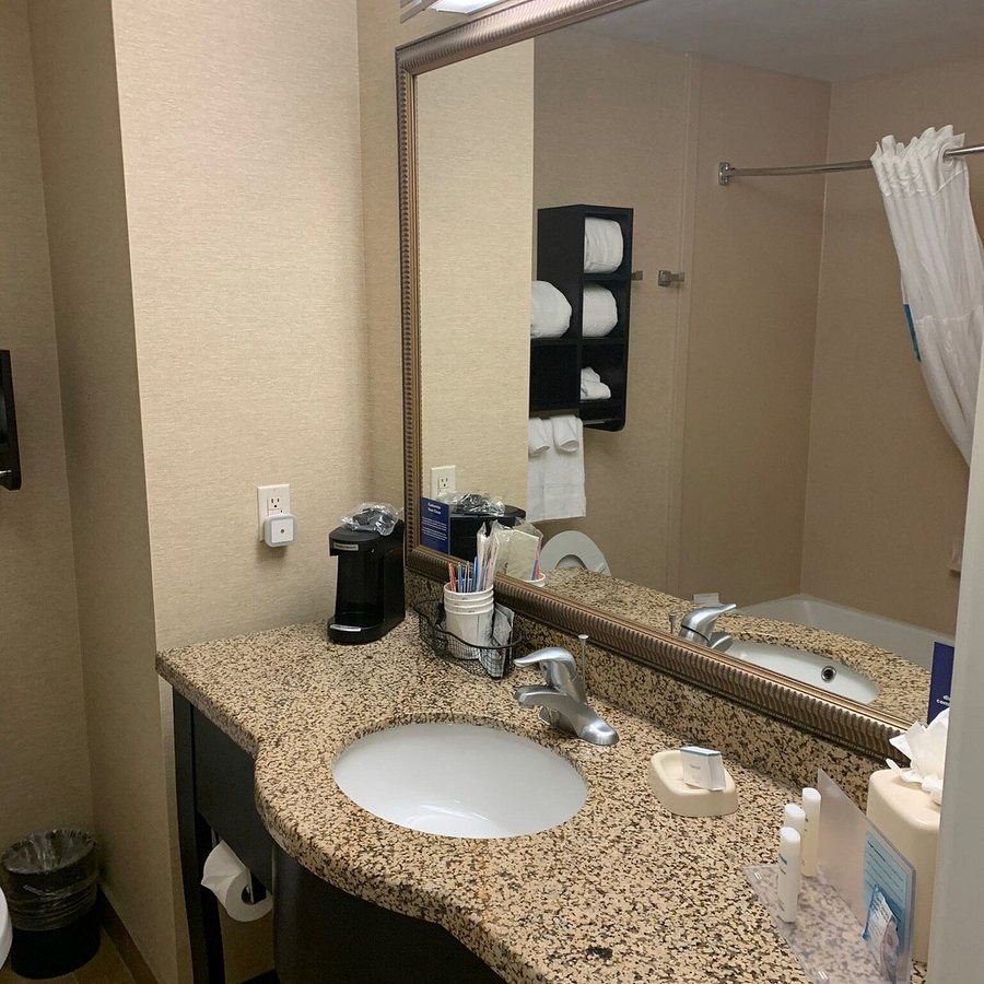 Hampton Inn Suites Pueblo North — Bathroom