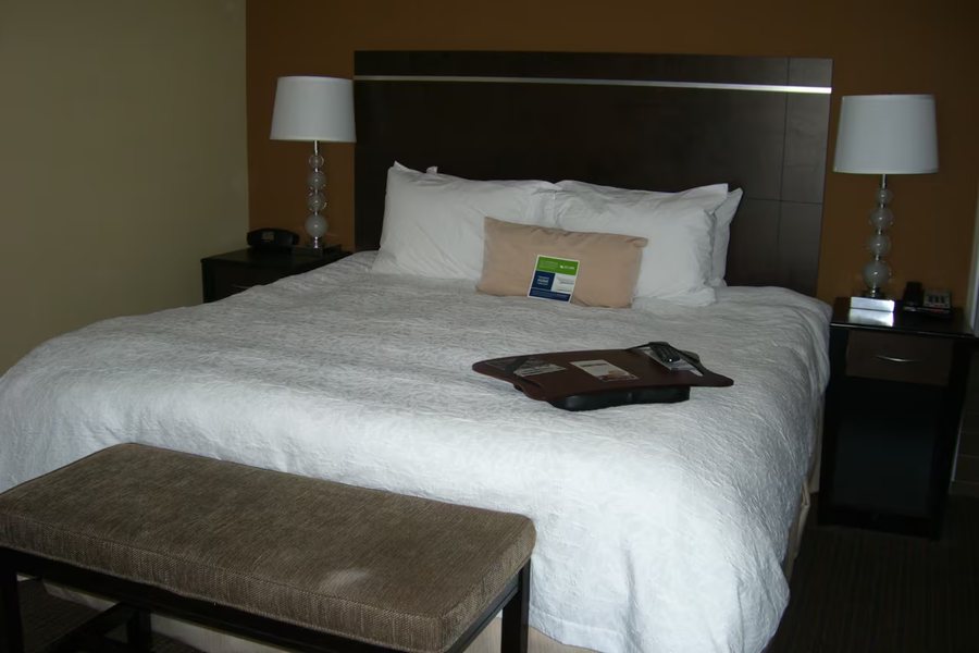 Hampton Inn Suites Pueblo North — Guest room