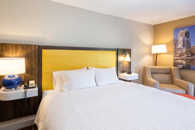 Hampton Inn Suites Raleigh Cary Lenovo Center — Guest room