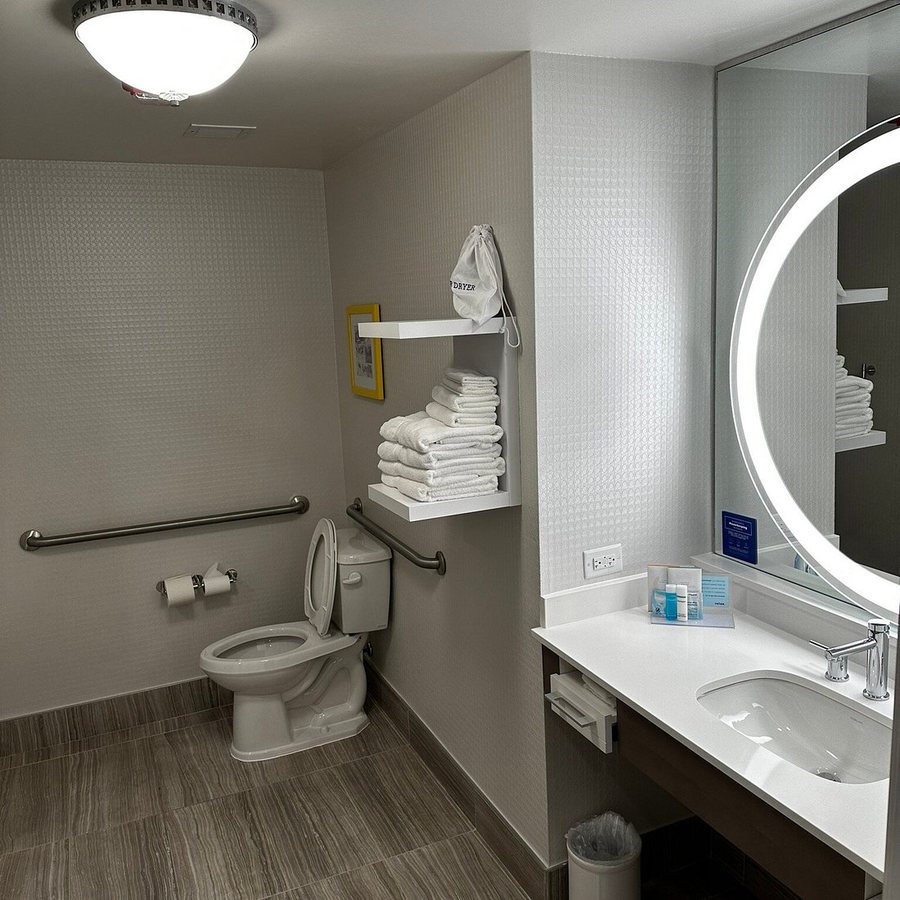 Hampton Inn Suites Raleigh Crabtree Valley — Bathroom