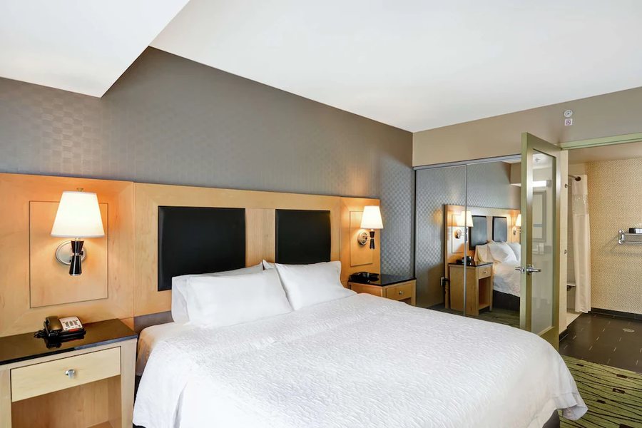 Hampton Inn Suites Raleigh Crabtree Valley — Guest room