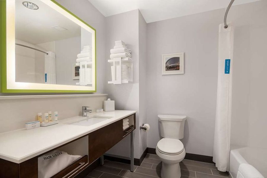 Hampton Inn Suites Raleigh Downtown — Bathroom