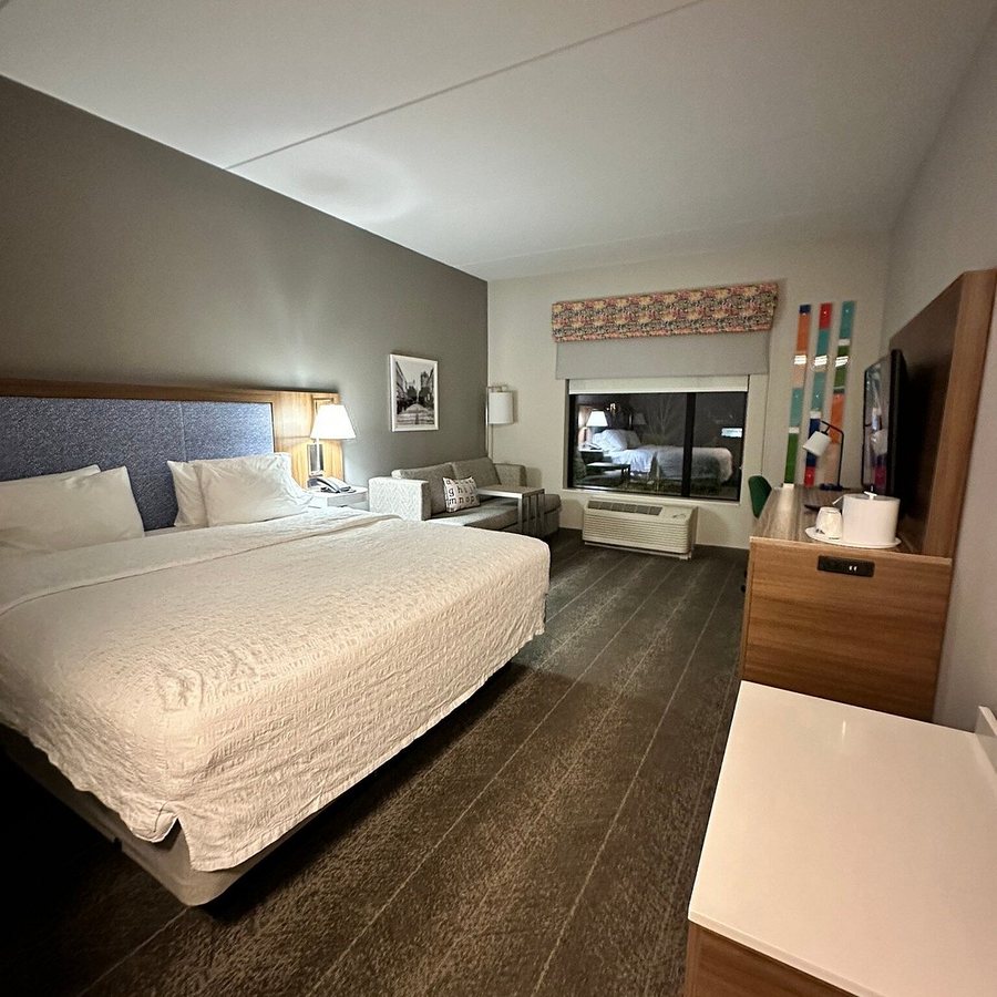 Hampton Inn Suites Raleigh Midtown — Guest room