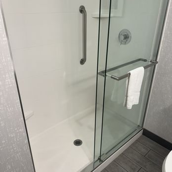Hampton Inn Suites Rapid City Rushmore — Bathroom