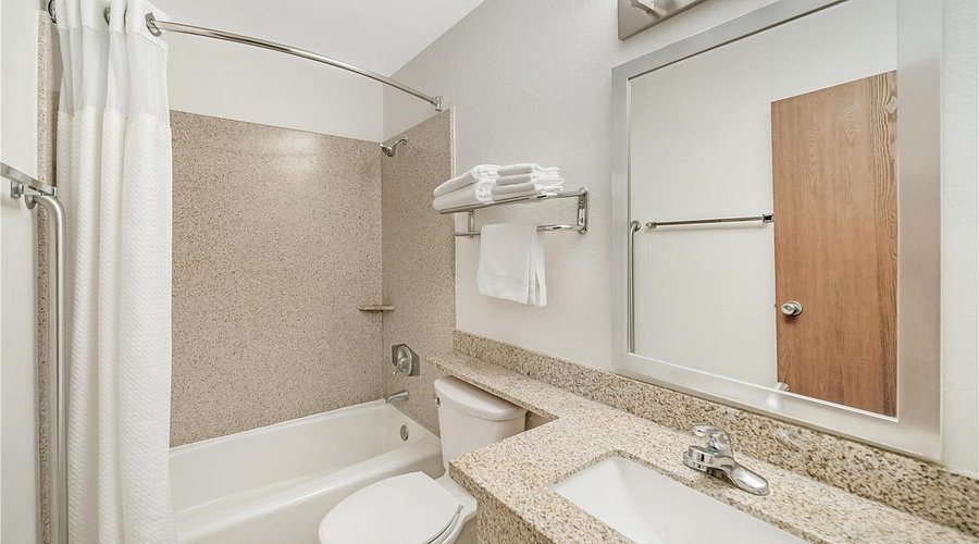 Hampton Inn Suites Red Bluff — Bathroom