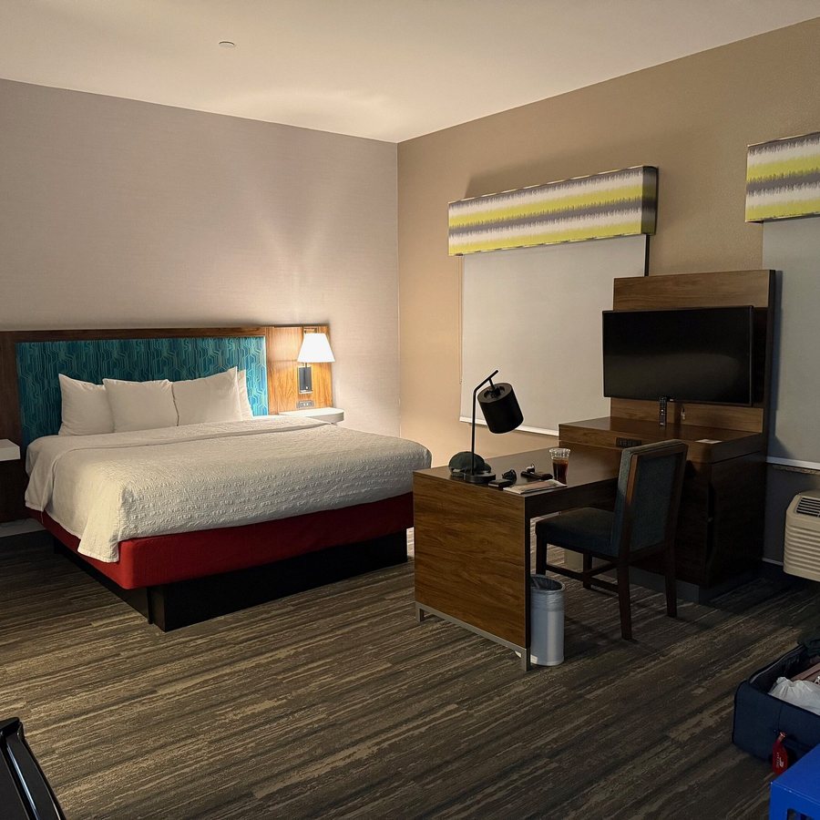 Hampton Inn Suites Red Bluff — Guest room