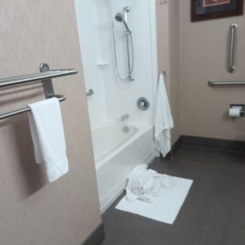 Hampton Inn Suites Richmond Glenside — Bathroom