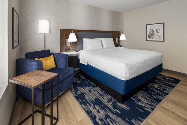 Hampton Inn Suites Richmond Glenside — Guest room