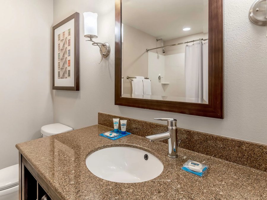 Hampton Inn Suites Richmond Short Pump — Bathroom