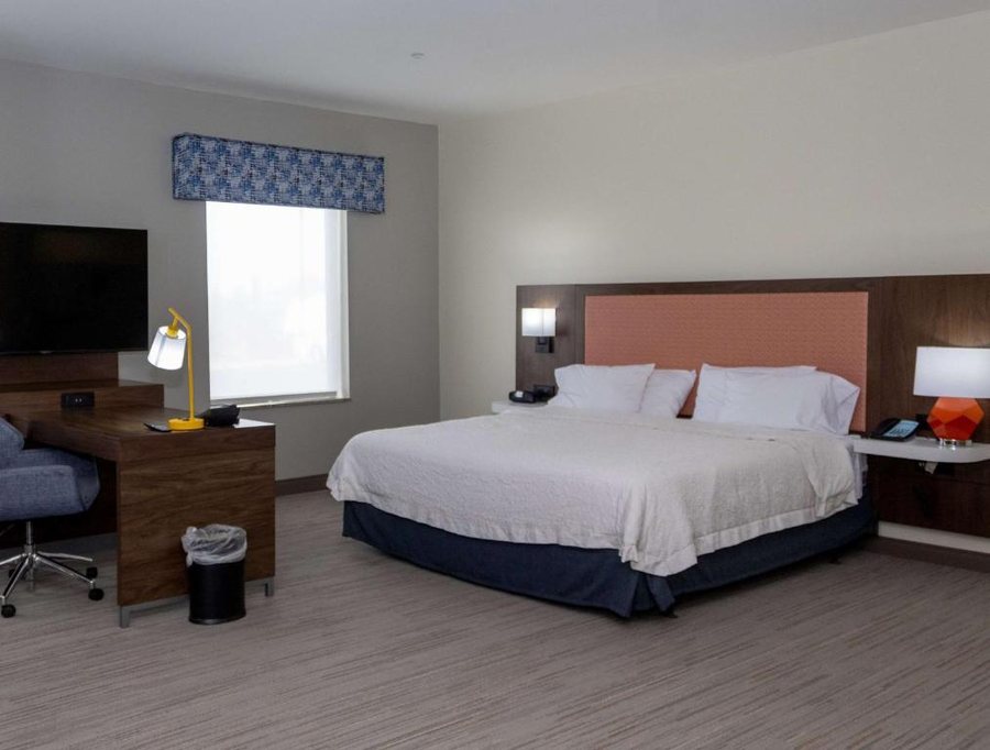 Hampton Inn Suites Riverton — Guest room