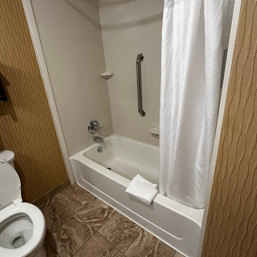 Hampton Inn Suites Rochester Henrietta — Bathroom