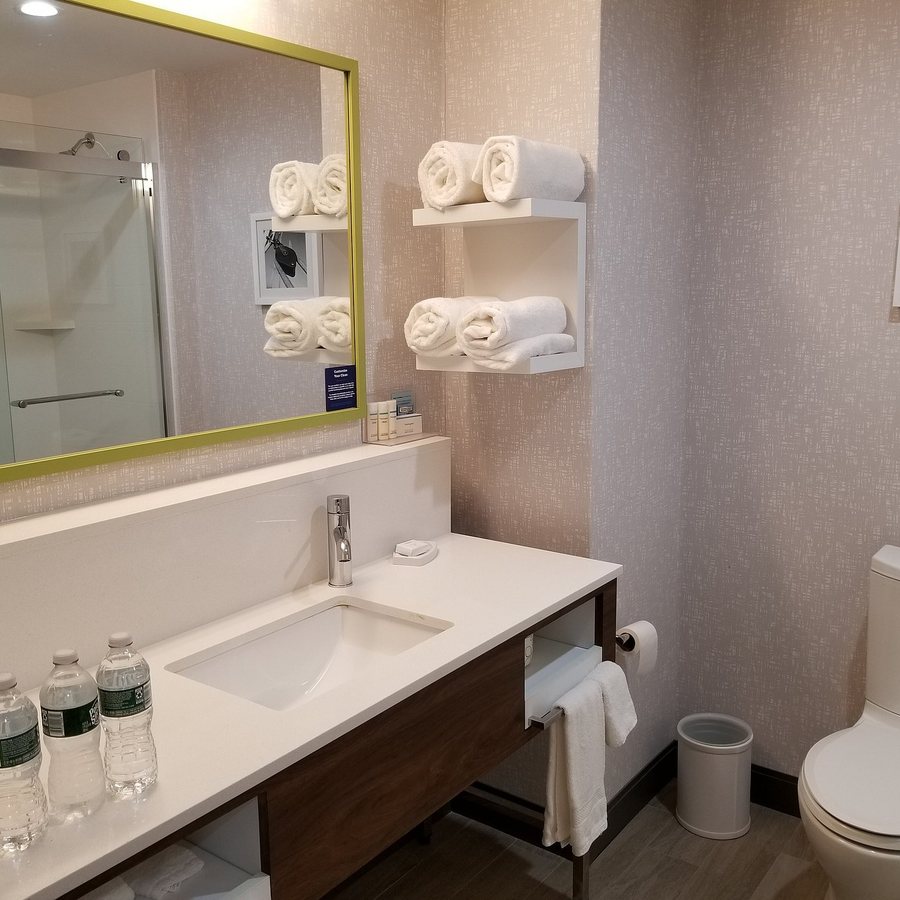 Hampton Inn Suites Rockland Thomaston Maine — Bathroom