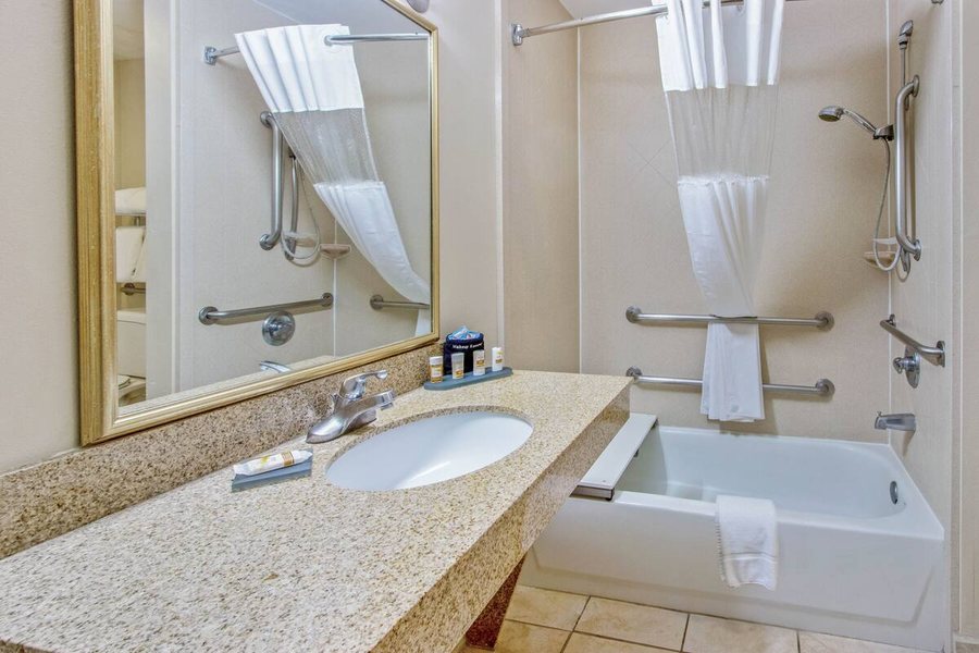Hampton Inn Suites Ruidoso Downs — Bathroom