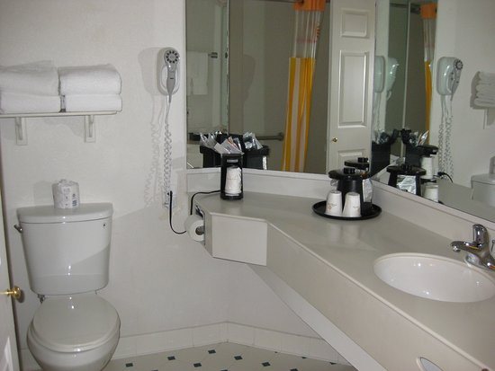 Hampton Inn Suites Salt Lake City Airport — Bathroom