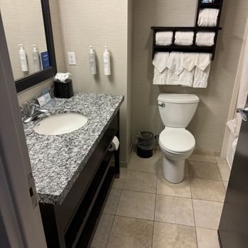 Hampton Inn Suites Salt Lake City University Foothill Dr — Bathroom