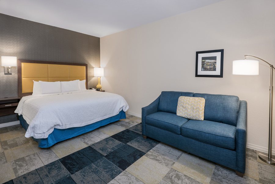 Hampton Inn Suites San Antonio Airport — Guest room