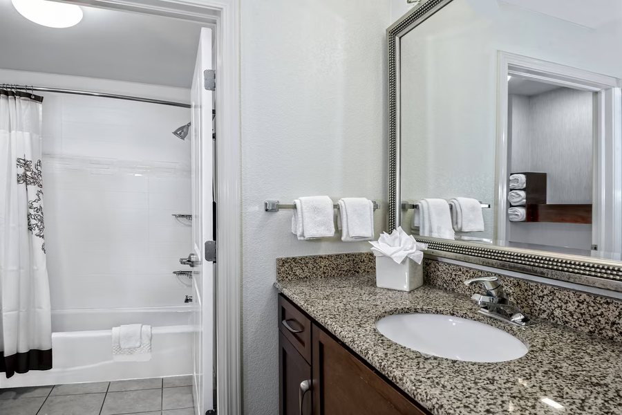 Hampton Inn Suites San Antonio Lackland AFB Seaworld — Bathroom