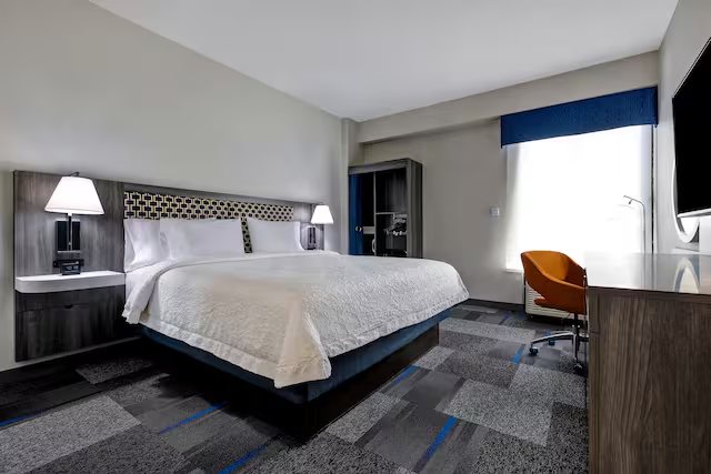 Hampton Inn Suites San Antonio Lackland AFB Seaworld — Guest room