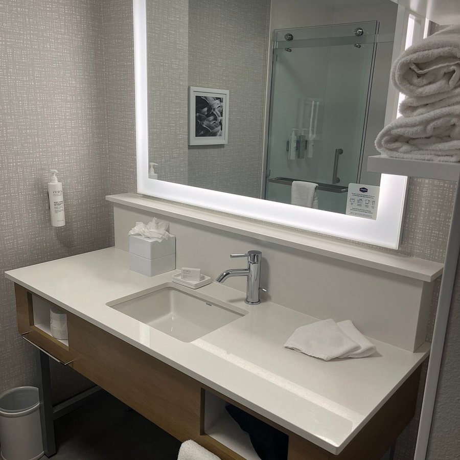 Hampton Inn Suites San Mateo San Francisco Airport — Bathroom