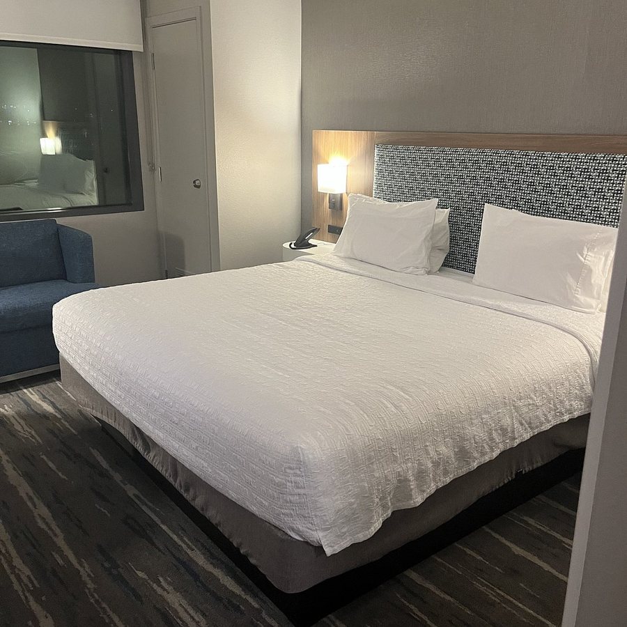 Hampton Inn Suites San Mateo San Francisco Airport — Guest room