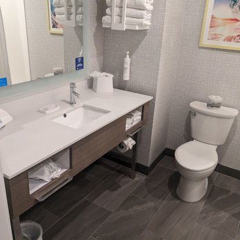 Hampton Inn Suites Santa Maria — Bathroom