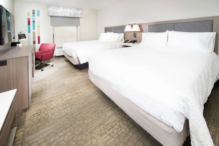 Hampton Inn Suites Santa Maria — Guest room